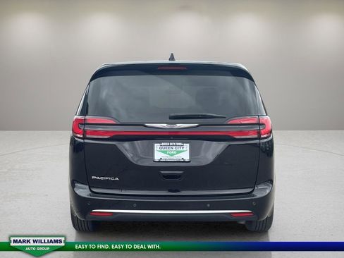 Used 2024 Chrysler Pacifica Touring-L image 6