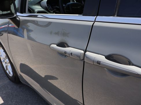 Used 2023 Chrysler Pacifica Touring-L FWD image 18