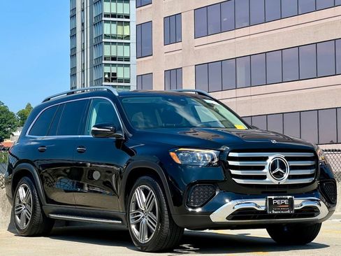 Used 2026 Mercedes-Benz GLS 450 4MATIC image 1