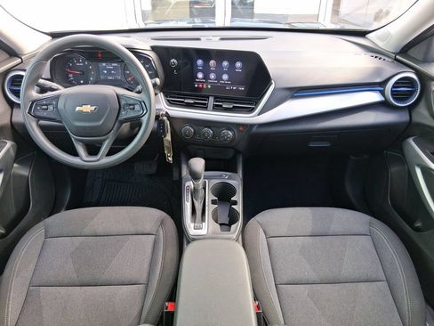 Used 2025 Chevrolet Trax LS w/ LS Convenience Package FWD image 9