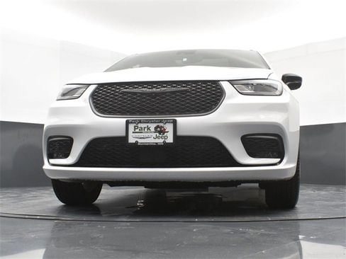 Used 2024 Chrysler Pacifica Limited w/ S Appearance Package image 14