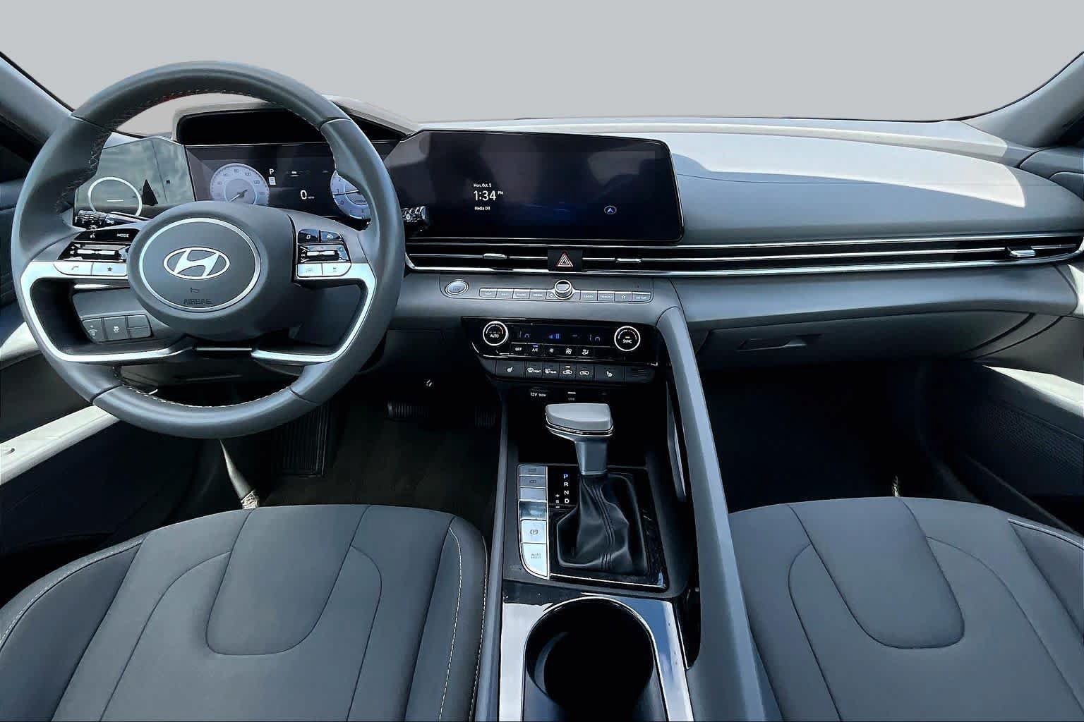 Certified 2025 Hyundai Elantra SEL FWD image 16