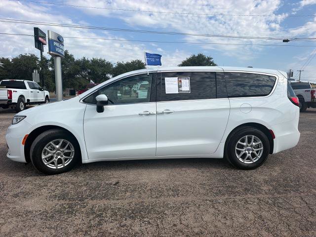 Used 2023 Chrysler Pacifica Touring-L FWD image 2