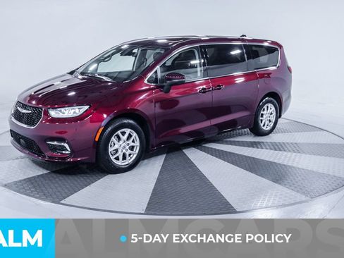 Used 2023 Chrysler Pacifica Touring-L FWD image 3