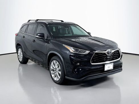 Used 2020 Toyota Highlander Limited FWD image 3