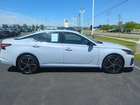 Used 2023 Nissan Altima 2.5 SR AWD/4WD image 9