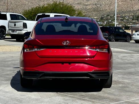 Used 2022 Hyundai Elantra SEL w/ Convenience Package FWD image 8