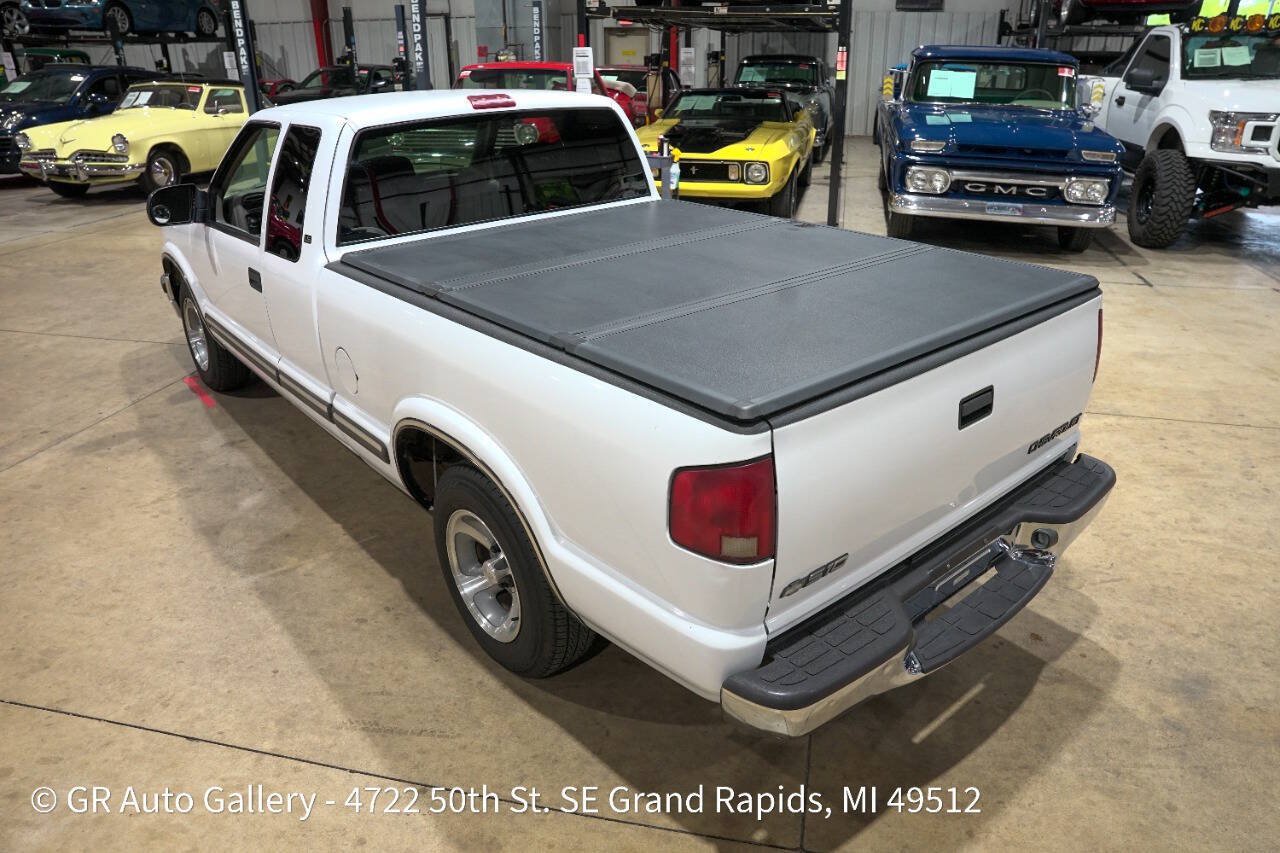 Used 2001 Chevrolet S10 Pickup LS w/ Preferred Equipment Group RWD image 16