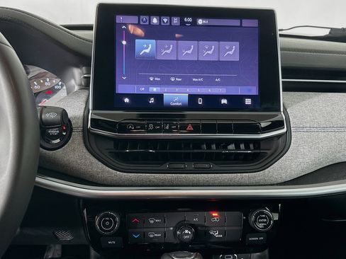 Used 2024 Jeep Compass Latitude image 23