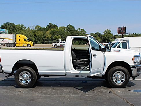 Used 2024 RAM 2500 Tradesman w/ Chrome Appearance Group AWD/4WD image 9