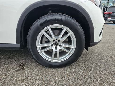 Used 2025 Mercedes-Benz GLC 300 4MATIC image 13