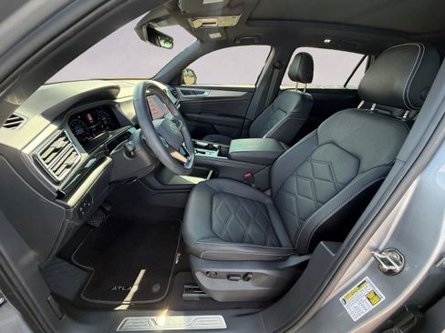Used 2024 Volkswagen Atlas Cross Sport SE w/ Panoramic Sunroof Package FWD image 9