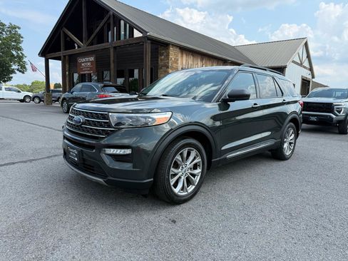 Used 2023 Ford Explorer XLT w/ Equipment Group 202A RWD image 2