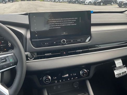 New 2025 Mitsubishi Outlander SE image 7