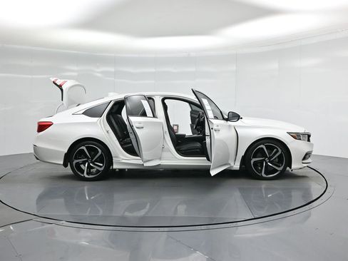 Used 2018 Honda Accord Sport image 4