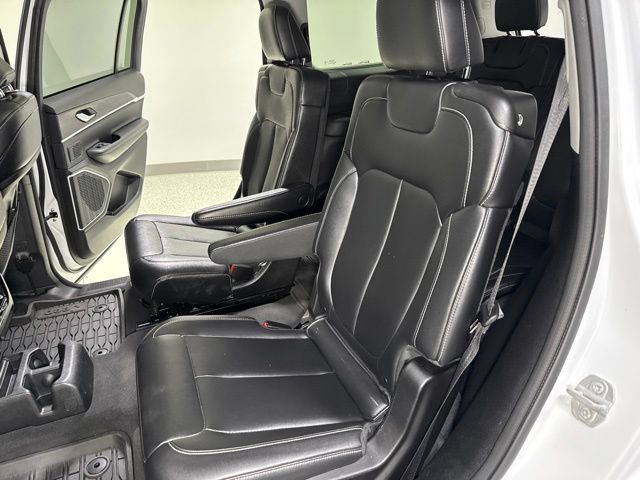 Used 2023 Jeep Grand Cherokee L Limited w/ Black Appearance Package AWD/4WD image 2