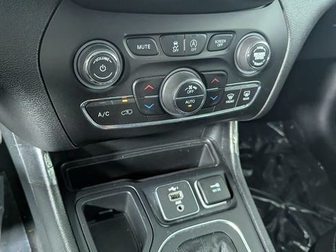 Used 2021 Jeep Cherokee Latitude Lux w/ Comfort/Convenience Group FWD image 20