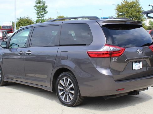 Used 2020 Toyota Sienna XLE AWD/4WD image 3