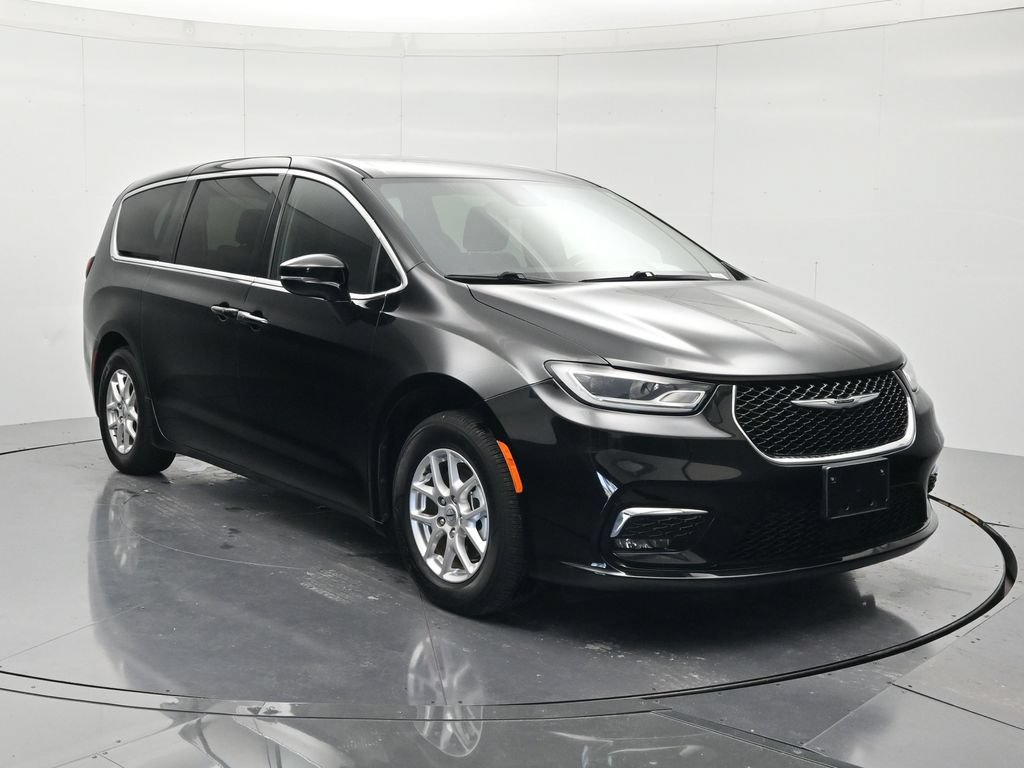 Used 2025 Chrysler Pacifica Select FWD image 3