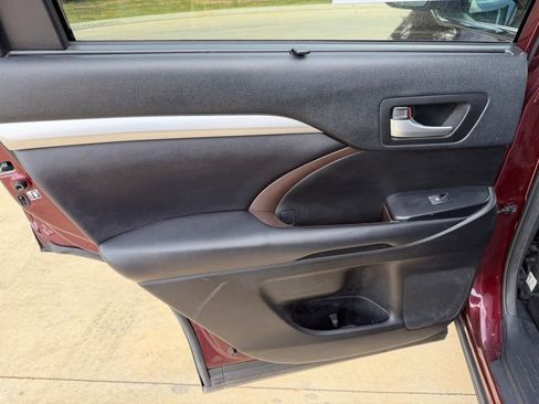 Used 2018 Toyota Highlander XLE image 14