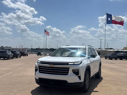 Used 2025 Chevrolet Traverse LT AWD/4WD image 7
