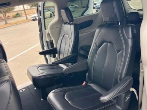 Used 2023 Chrysler Pacifica Touring-L image 8