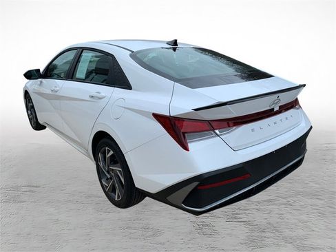 Used 2025 Hyundai Elantra Sport image 4