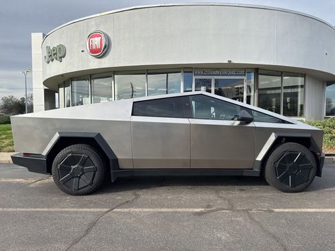 Used 2025 Tesla Cybertruck AWD Crew Cab image 15