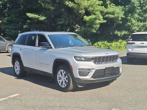 Certified 2022 Jeep Grand Cherokee Limited AWD/4WD image 3