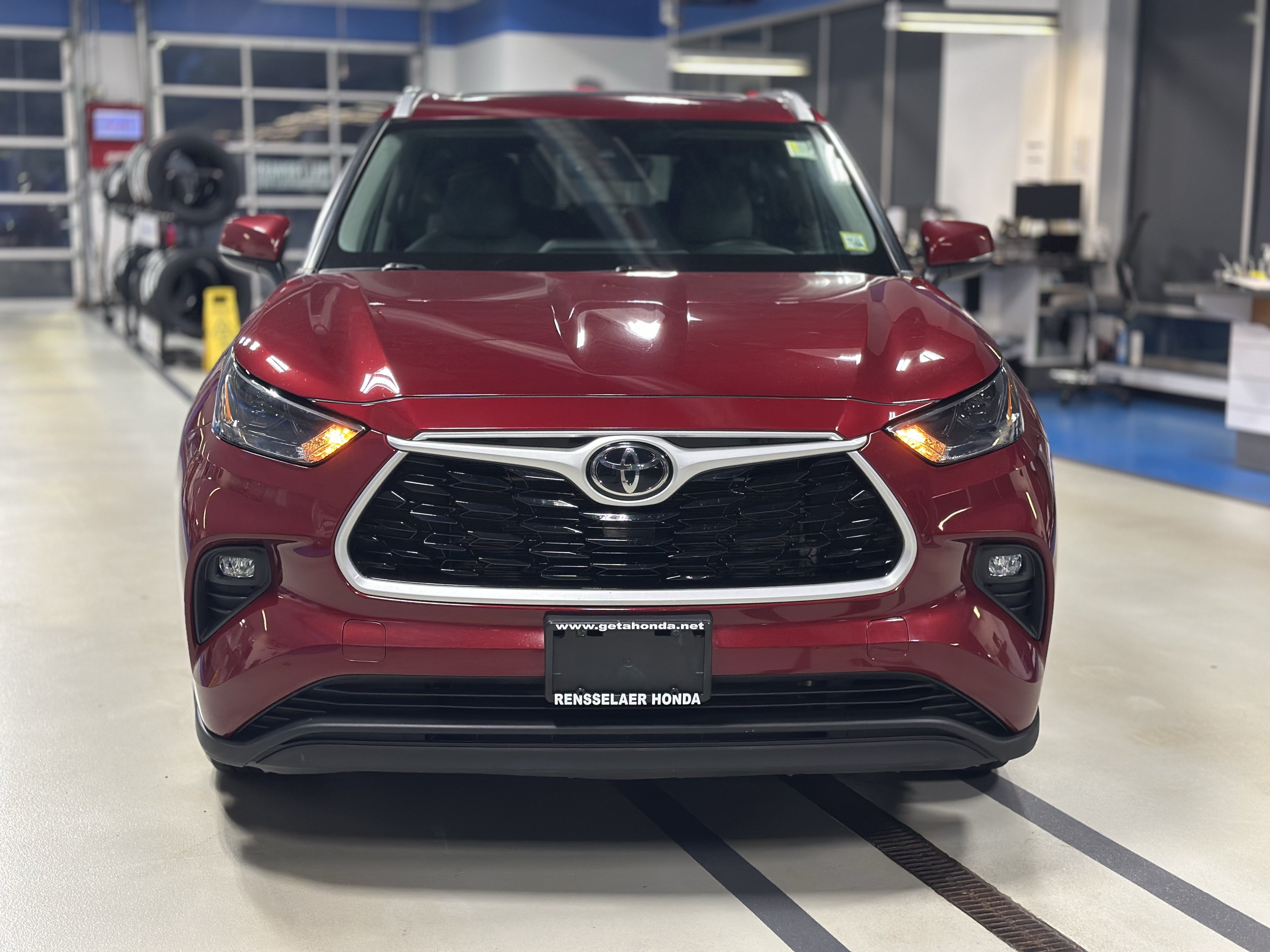 Used 2022 Toyota Highlander XLE AWD/4WD image 2