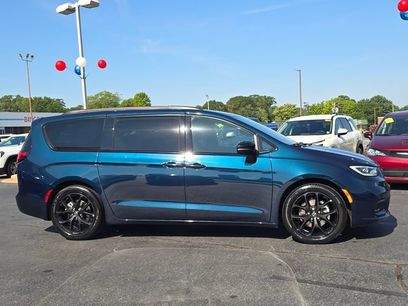 Used 2025 Chrysler Pacifica Limited