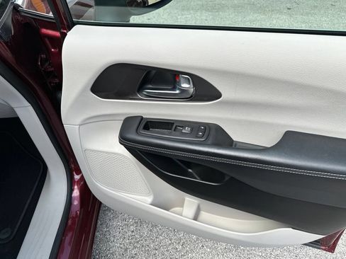 Used 2023 Chrysler Pacifica Touring-L AWD/4WD image 14