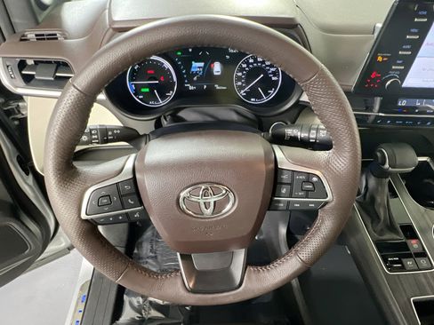 Used 2024 Toyota Sienna Platinum image 11
