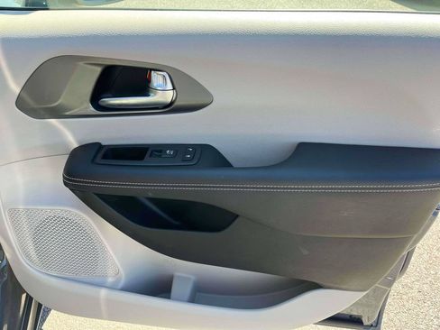 Used 2022 Chrysler Pacifica Touring-L FWD image 9
