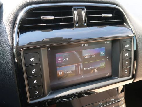 Used 2018 Jaguar XE image 33