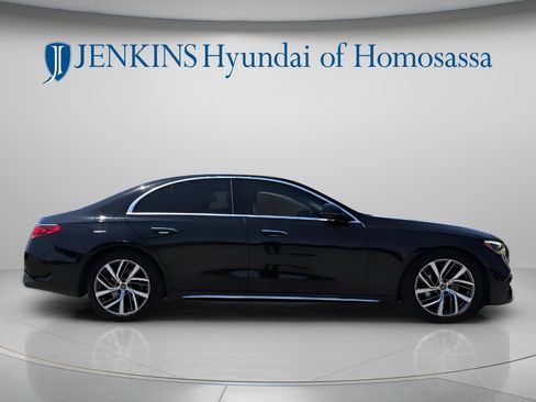 Used 2025 Mercedes-Benz E 350 4MATIC Sedan image 3