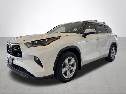 Used 2021 Toyota Highlander LE AWD/4WD image 2