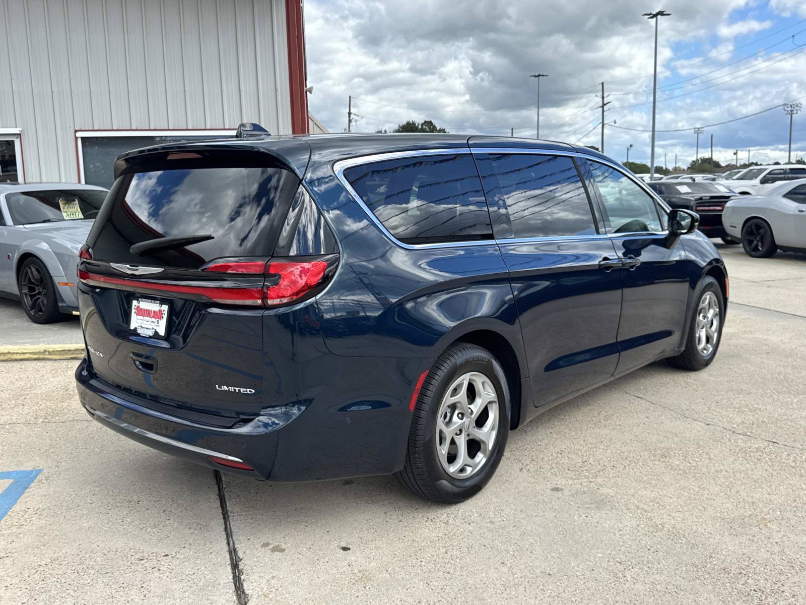 Used 2024 Chrysler Pacifica Limited FWD image 8