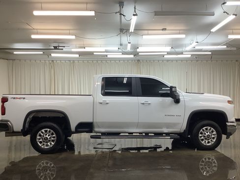 Used 2025 Chevrolet Silverado 2500 LT w/ Convenience Package AWD/4WD image 4