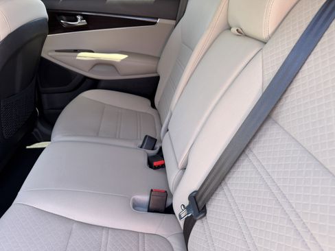 Used 2019 Kia Sorento LX image 17