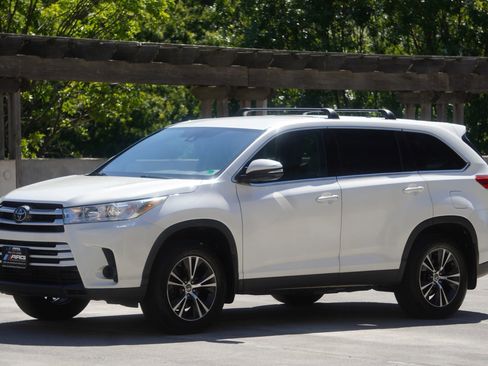 Used 2019 Toyota Highlander LE AWD/4WD image 10