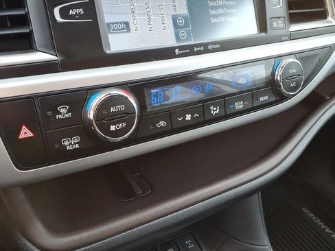 Used 2017 Toyota Highlander XLE image 22