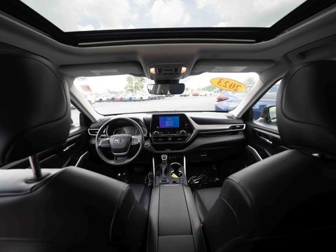 Used 2023 Toyota Highlander XLE AWD/4WD image 19
