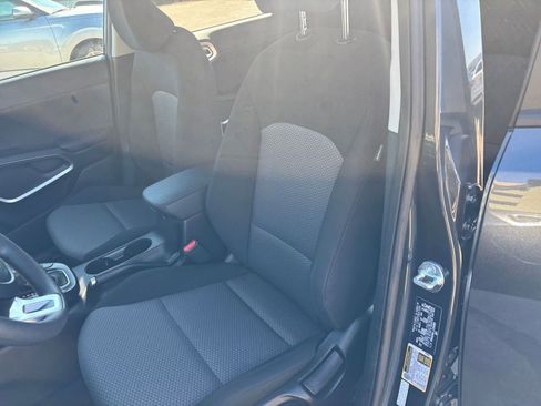 Used 2025 Kia Soul LX w/ LX Technology Package FWD image 34