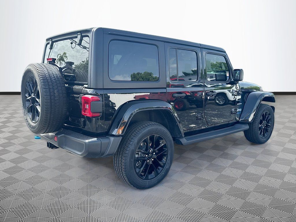 Used 2023 Jeep Wrangler Unlimited Sahara w/ Cold Weather Group AWD/4WD image 6