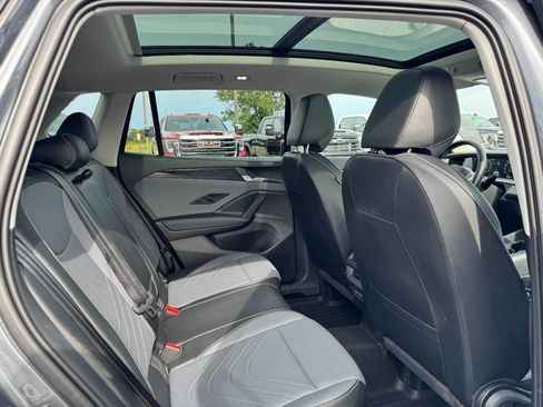 Used 2025 Volkswagen Tiguan SE AWD/4WD image 10