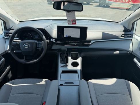 Used 2026 Toyota Sienna LE FWD image 16