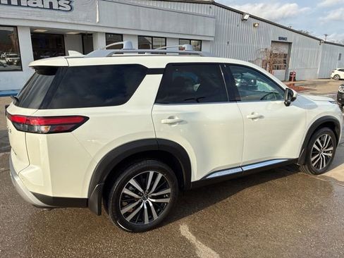 Used 2024 Nissan Pathfinder Platinum w/ Cargo Package image 10