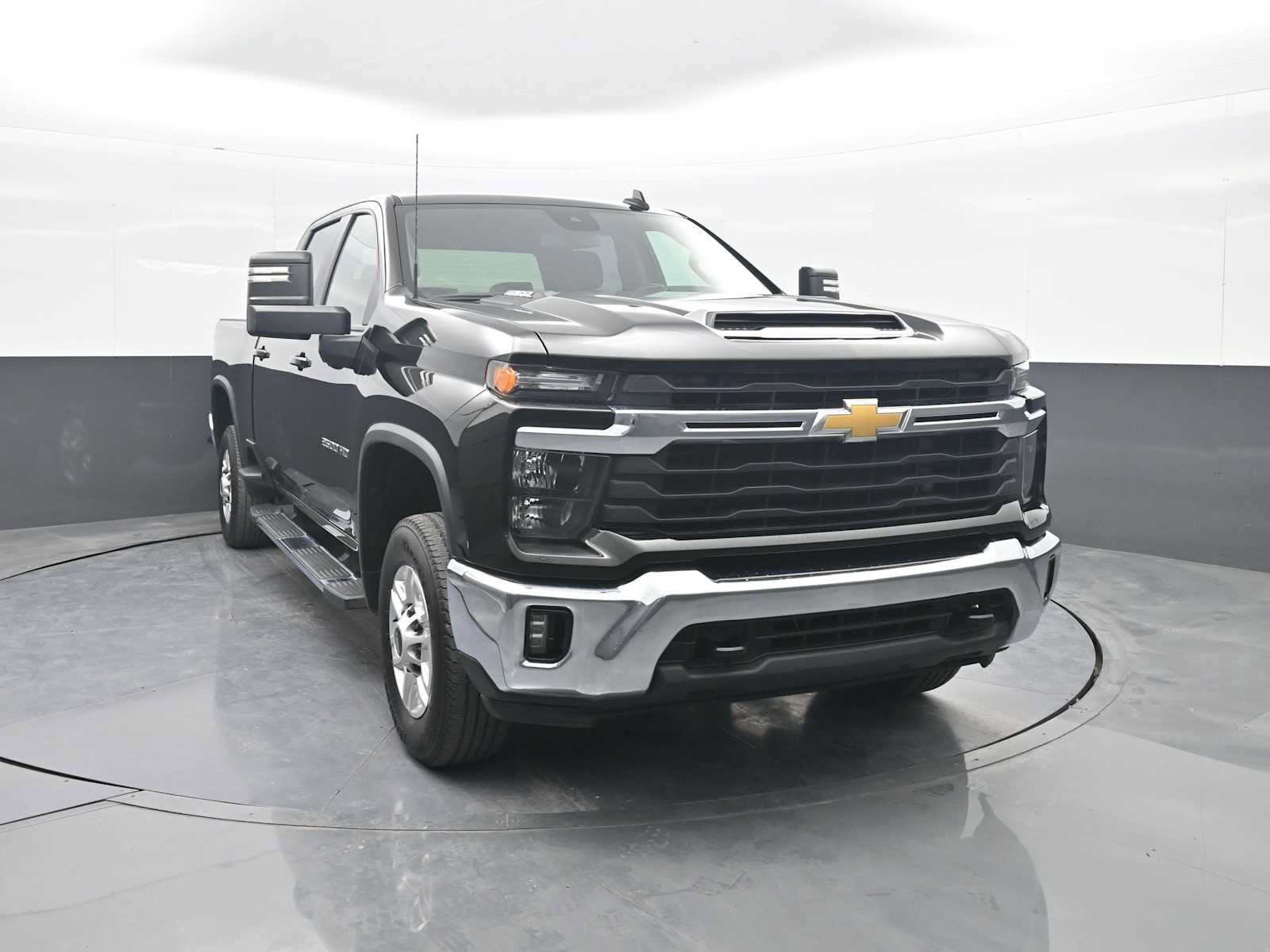 Used 2025 Chevrolet Silverado 2500 LT w/ Convenience Package AWD/4WD image 2