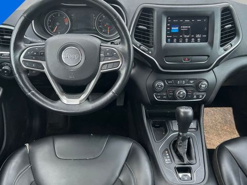Used 2019 Jeep Cherokee Latitude Plus w/ Comfort/Convenience Group FWD image 6